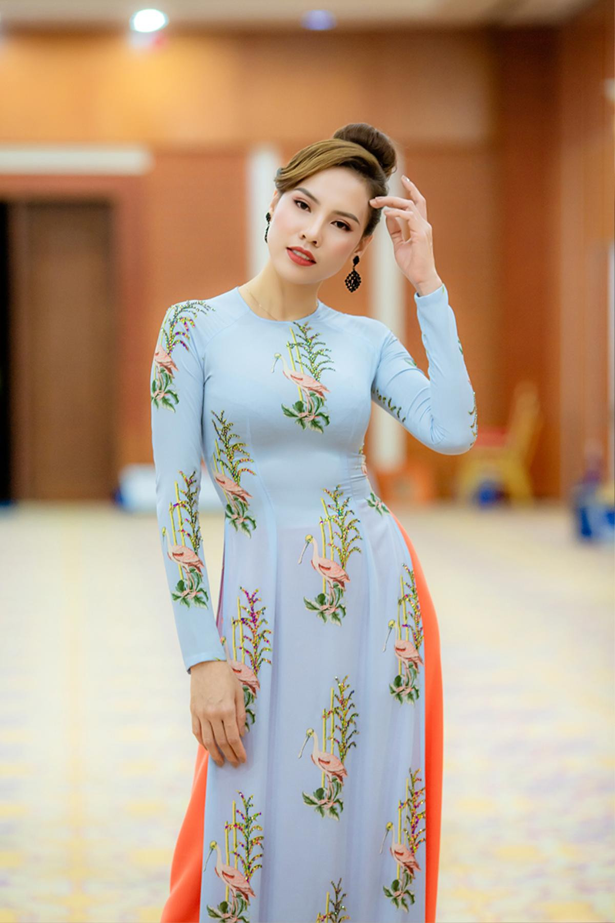 Miss Grand International Việt Nam 2015 Nguyễn Lệ Quyên diễn áo dài xuất thần như 'lên đồng' Ảnh 3