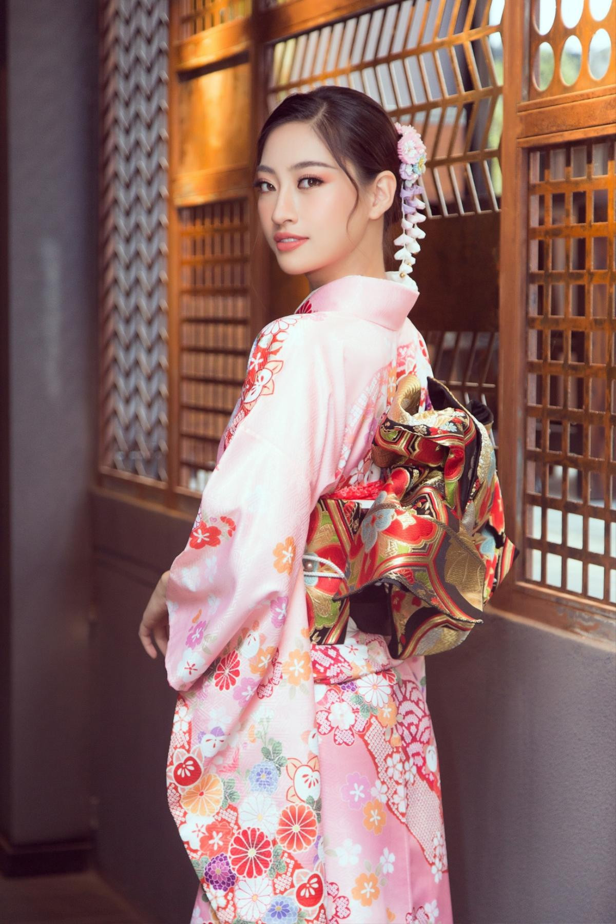 Cùng diện Kimono, Lương Thùy Linh chúc Tường San giành vương miện Hoa hậu Quốc tế 2019 Ảnh 3