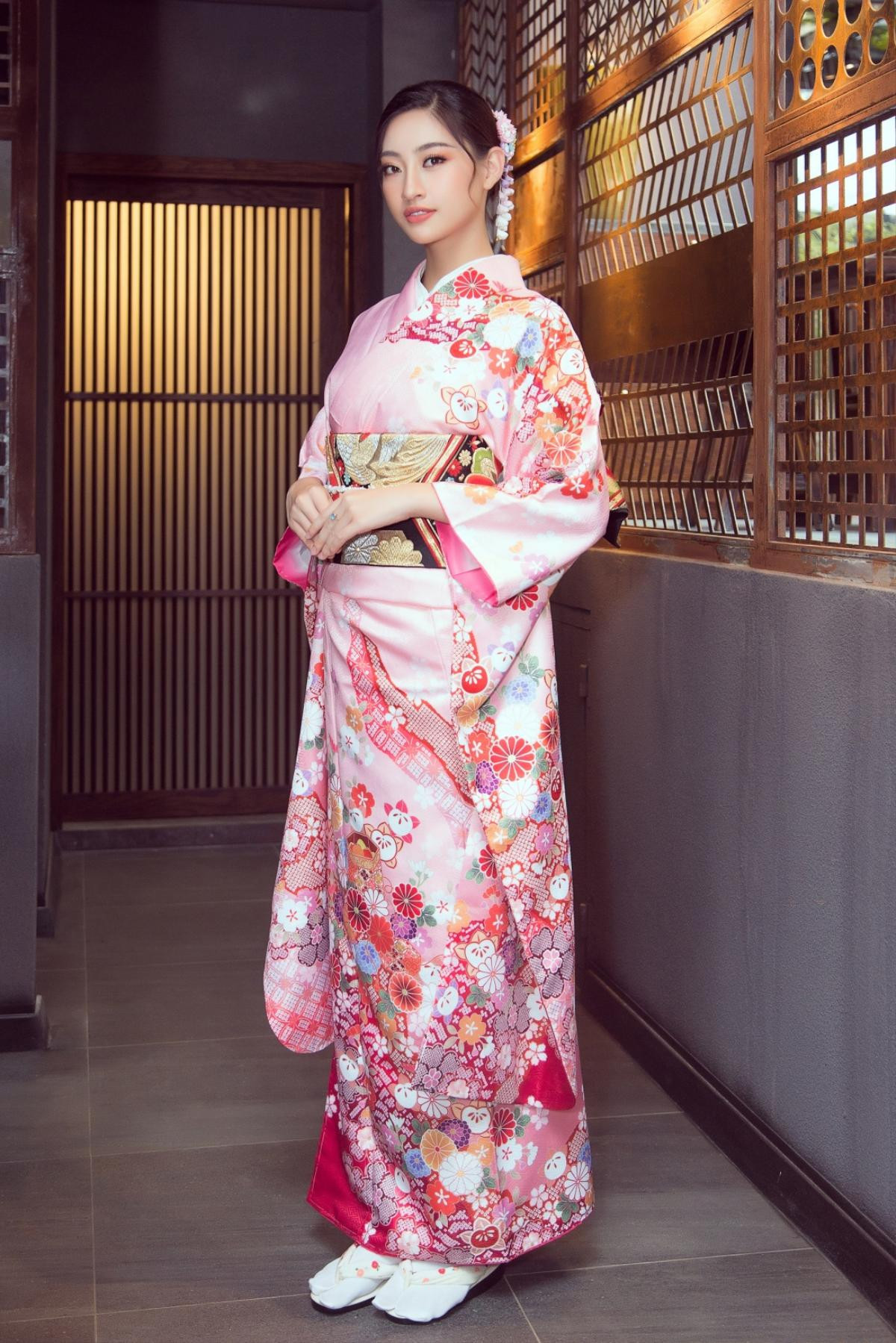 Cùng diện Kimono, Lương Thùy Linh chúc Tường San giành vương miện Hoa hậu Quốc tế 2019 Ảnh 2