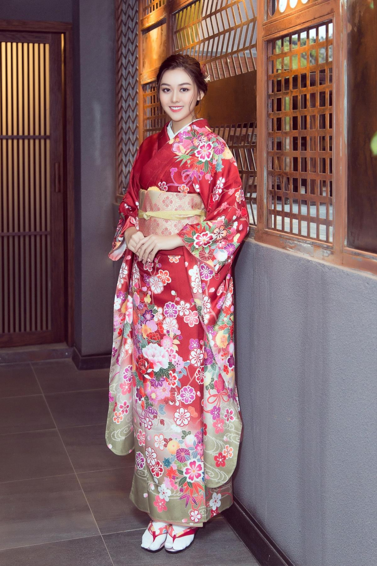 Cùng diện Kimono, Lương Thùy Linh chúc Tường San giành vương miện Hoa hậu Quốc tế 2019 Ảnh 1