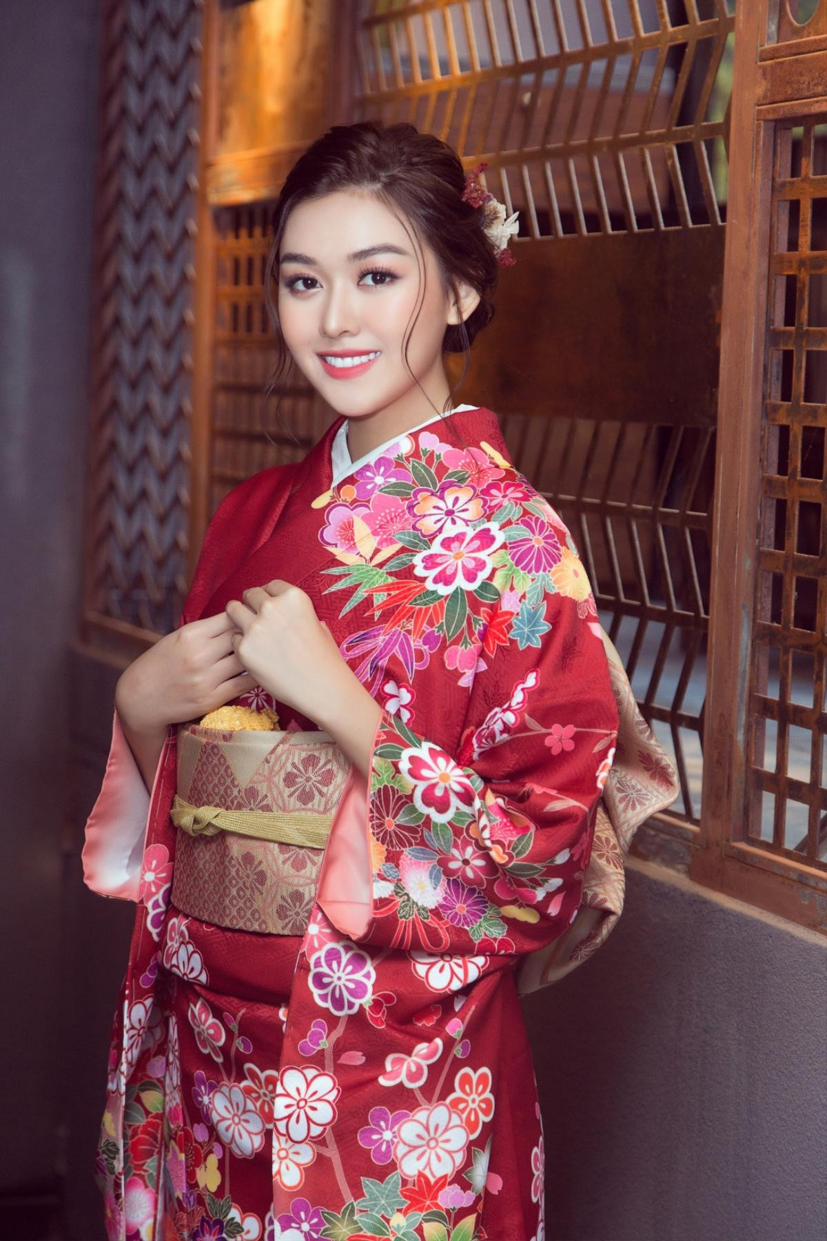 Cùng diện Kimono, Lương Thùy Linh chúc Tường San giành vương miện Hoa hậu Quốc tế 2019 Ảnh 4