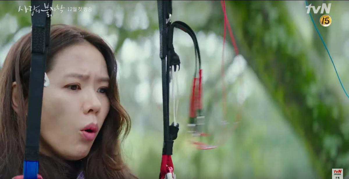 'Crash Landing Of Love' tung teaser mới: Nhảy dù giỏi như Son Ye Jin, 'nhảy' ngay vào lòng chàng quân nhân điển trai Hyun Bin khi vừa gặp mặt Ảnh 4