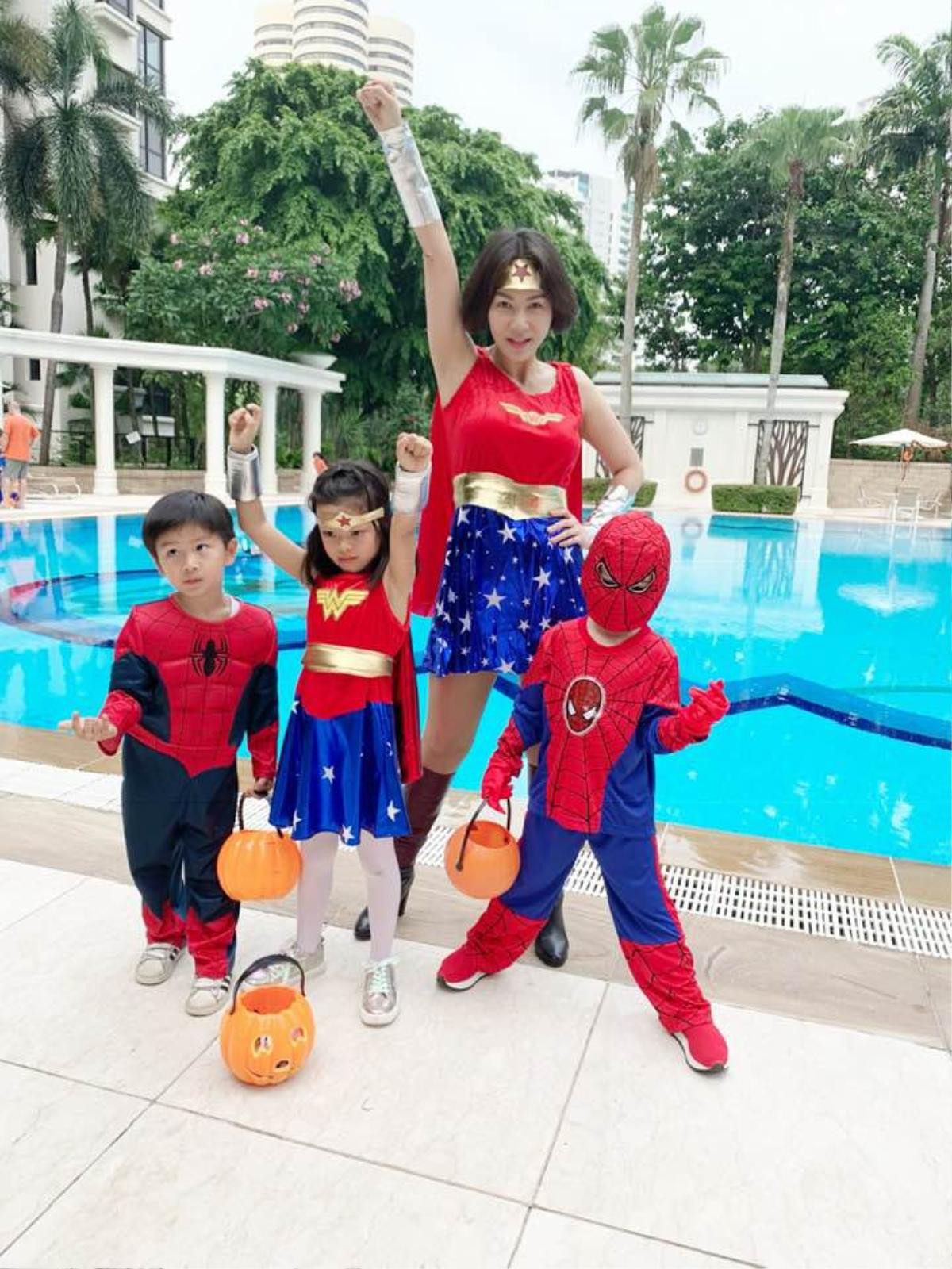 Sao Việt dịp Halloween: 'Rợn người' với K-ICM, Hoàng Thùy diện bộ cánh lá chuối 'chất lừ' Ảnh 3