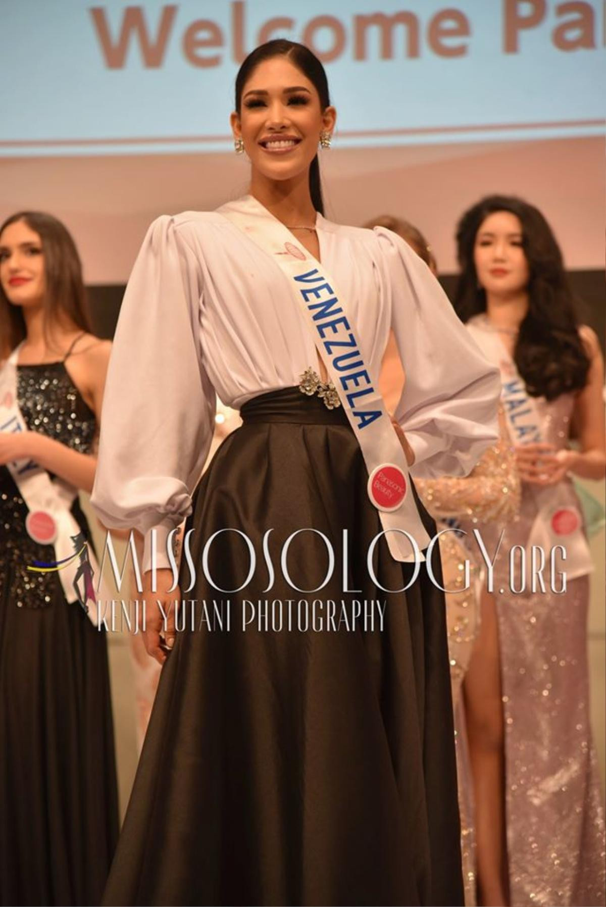 'Bản sao' Hoàng Thùy - Lâm Khánh Chi khiến cục diện của Miss International 2019 xoay chuyển, fan lo lắng cho Tường San Ảnh 2