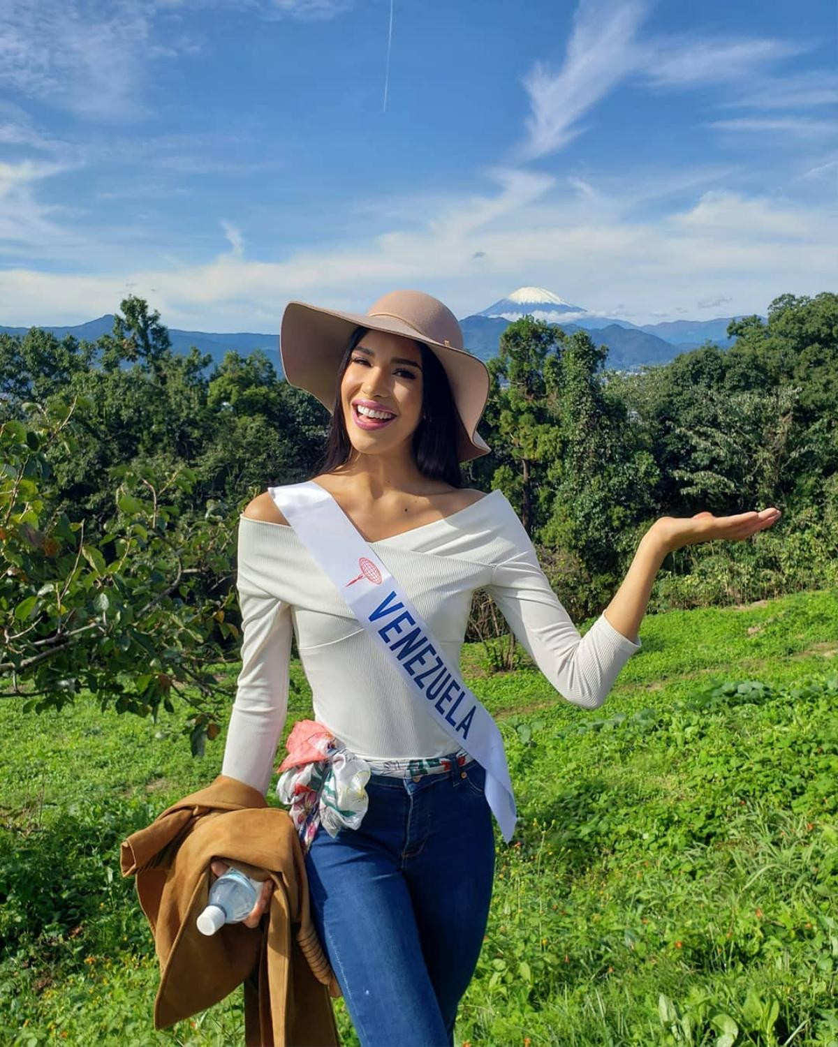 'Bản sao' Hoàng Thùy - Lâm Khánh Chi khiến cục diện của Miss International 2019 xoay chuyển, fan lo lắng cho Tường San Ảnh 6