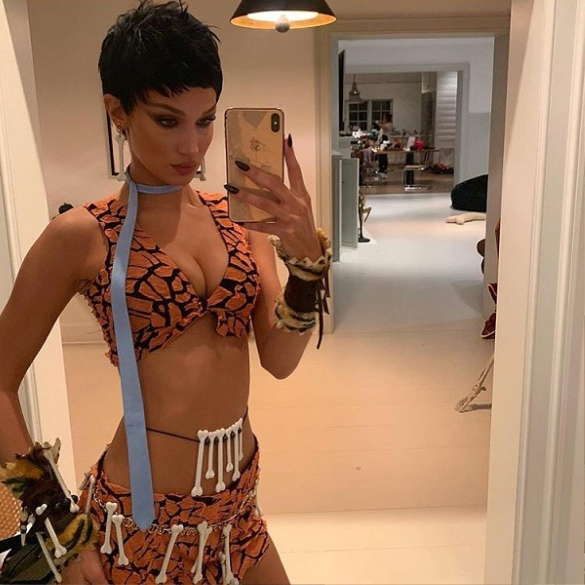 Kylie Jenner hóa thân nàng tiên cá, chân dài Bella Hadid trở thành cô gái núi rừng hoang dã Ảnh 2