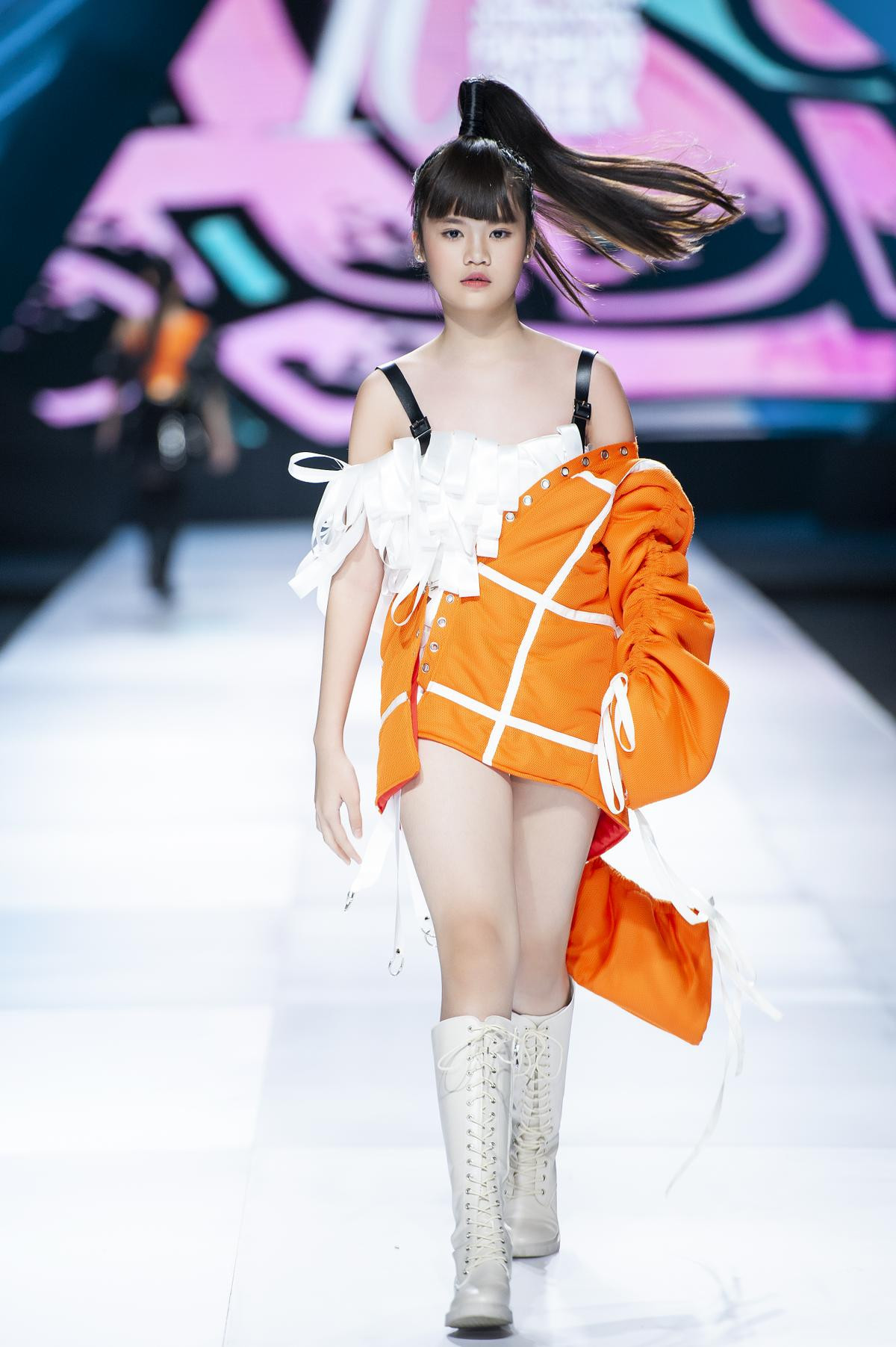 Cảm động với hình ảnh chân dài lạnh lùng, dìu mẫu nhí ung thư catwalk Ảnh 9