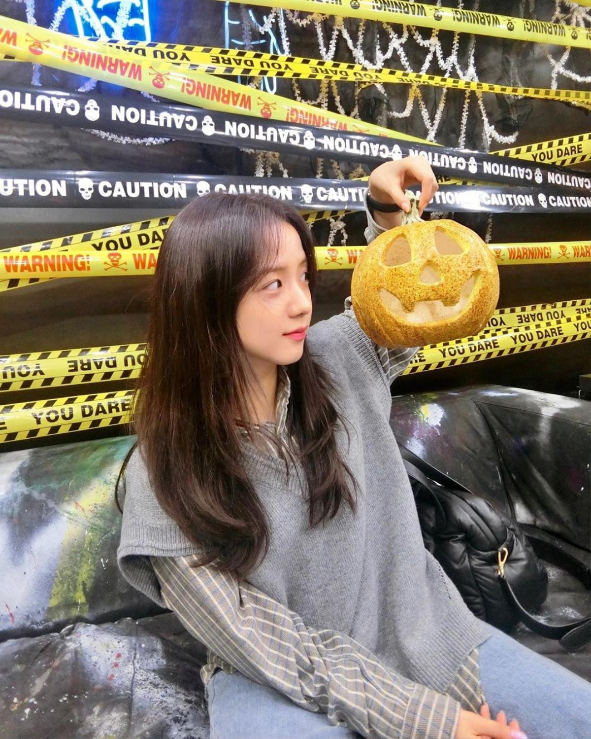 Jisoo khoe ảnh 'ăn chơi' đêm Halloween Ảnh 2