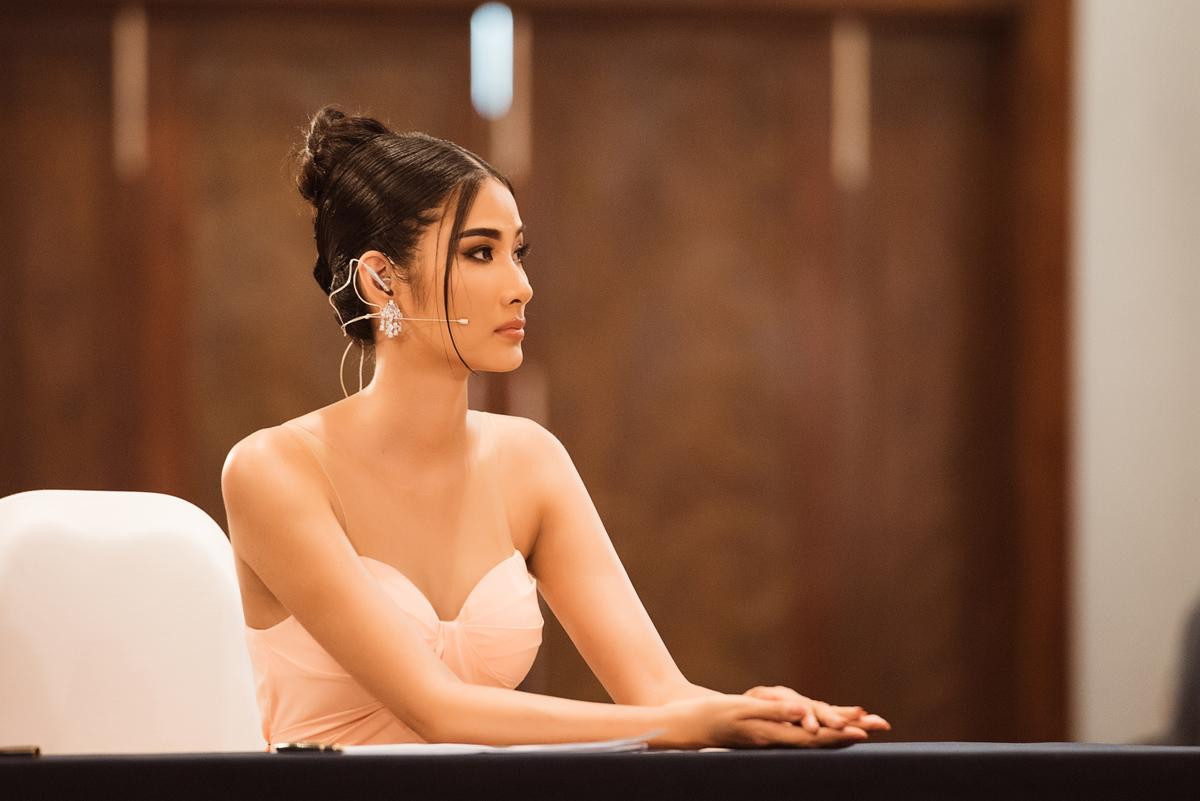 'Host' Miss Universe Vietnam 2019 Hoàng Thùy đẹp quyền lực, bất ngờ 'đụng độ' Hương Giang vì ủng hộ Diana Nguyễn Ảnh 4