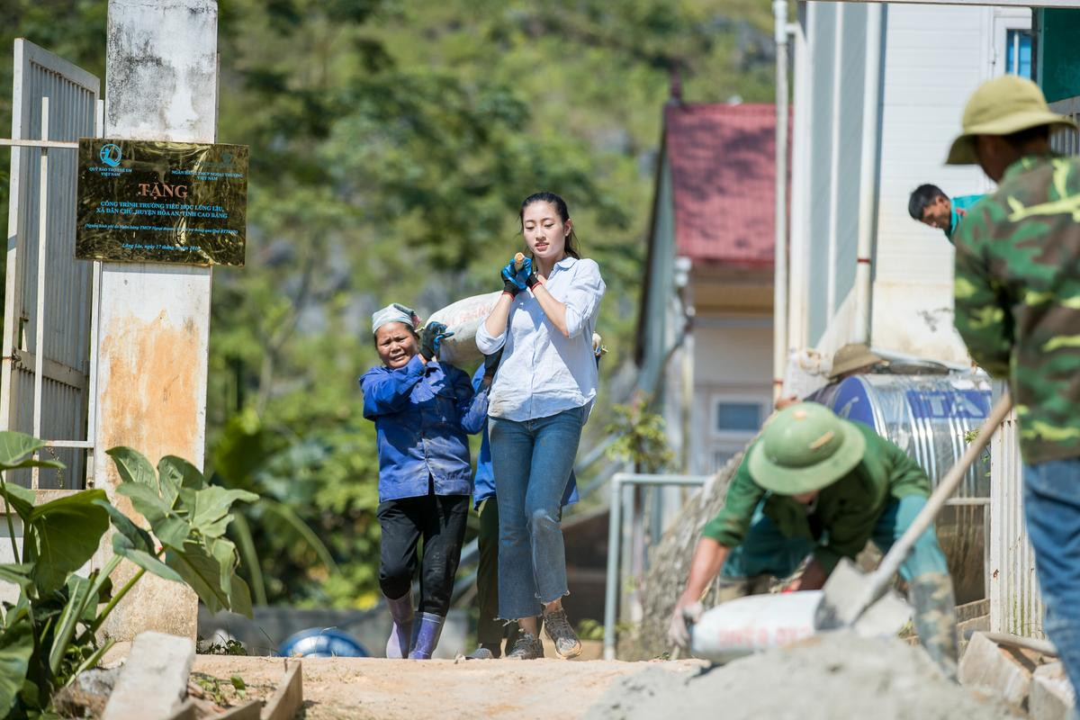 Liên tục trượt ngã, Lương Thùy Linh vẫn cố gắng vác đá, trộn vữa làm đường hoàn thành Dự án nhân ái Ảnh 2