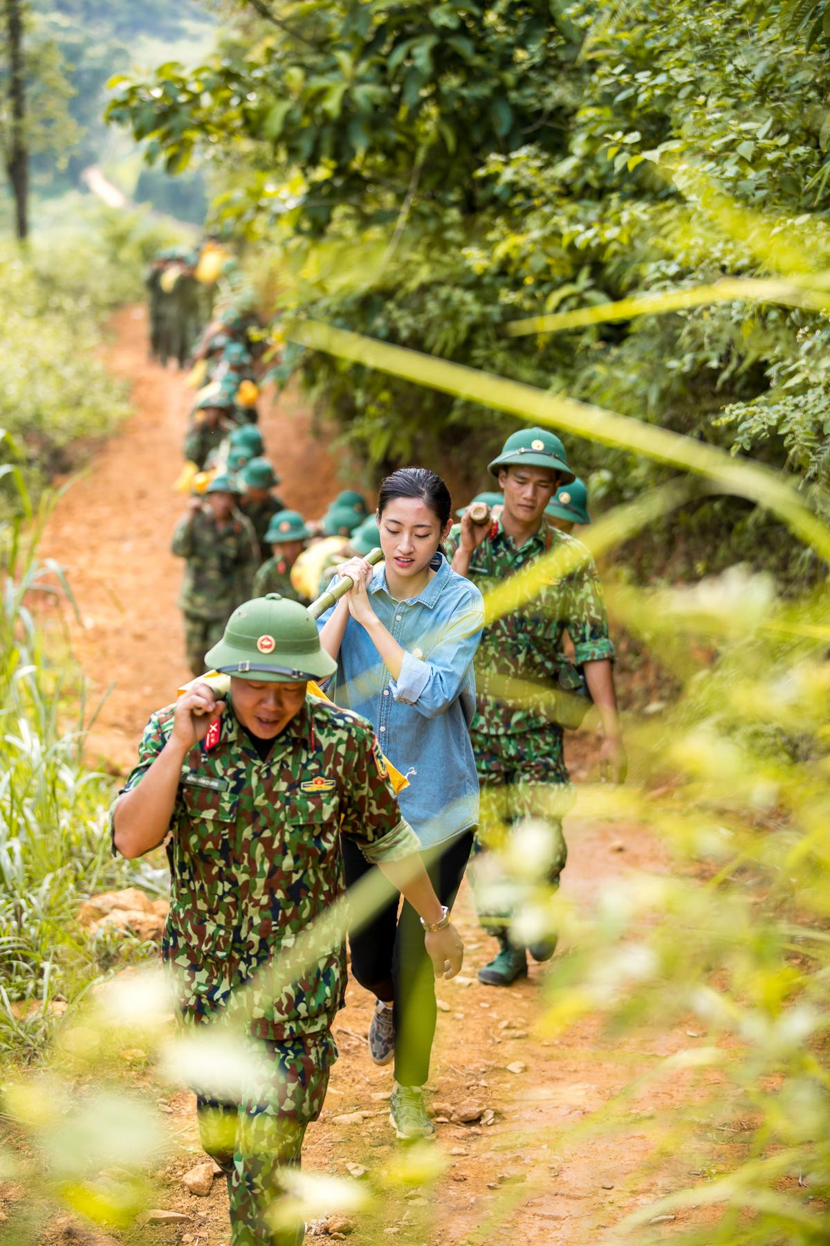 Liên tục trượt ngã, Lương Thùy Linh vẫn cố gắng vác đá, trộn vữa làm đường hoàn thành Dự án nhân ái Ảnh 1