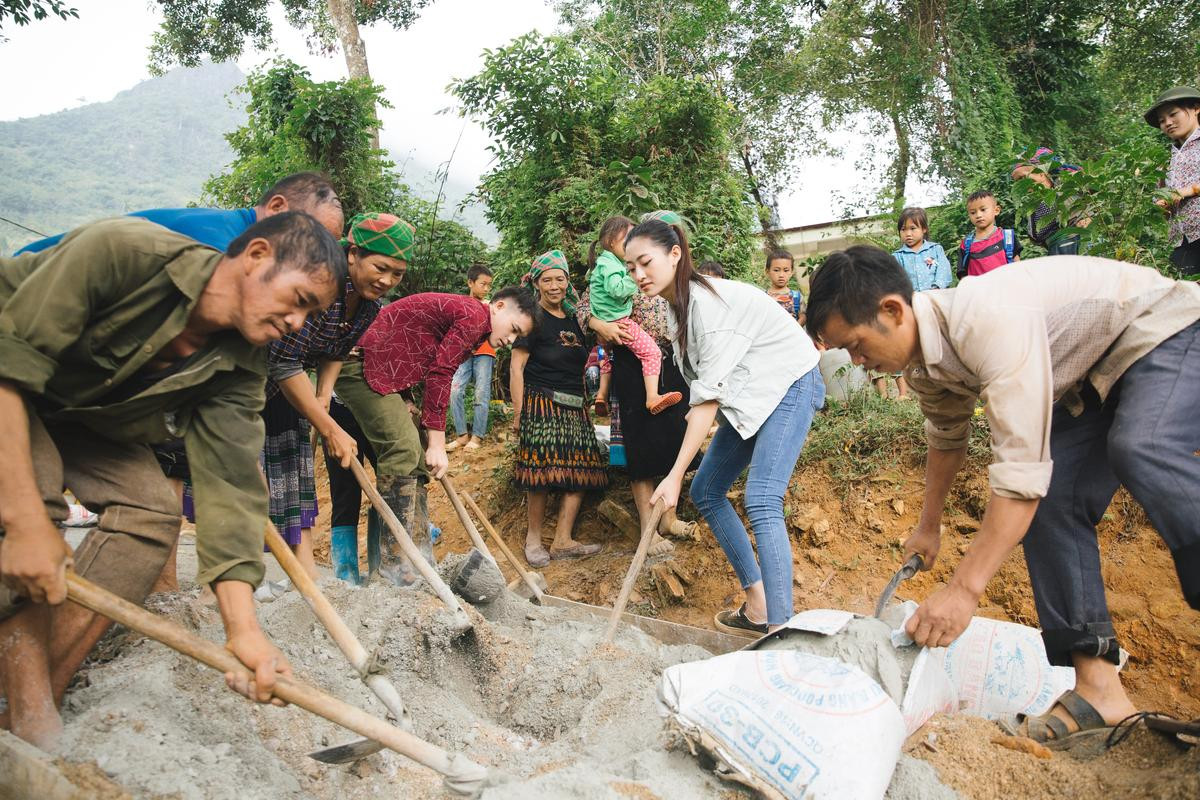 Liên tục trượt ngã, Lương Thùy Linh vẫn cố gắng vác đá, trộn vữa làm đường hoàn thành Dự án nhân ái Ảnh 8