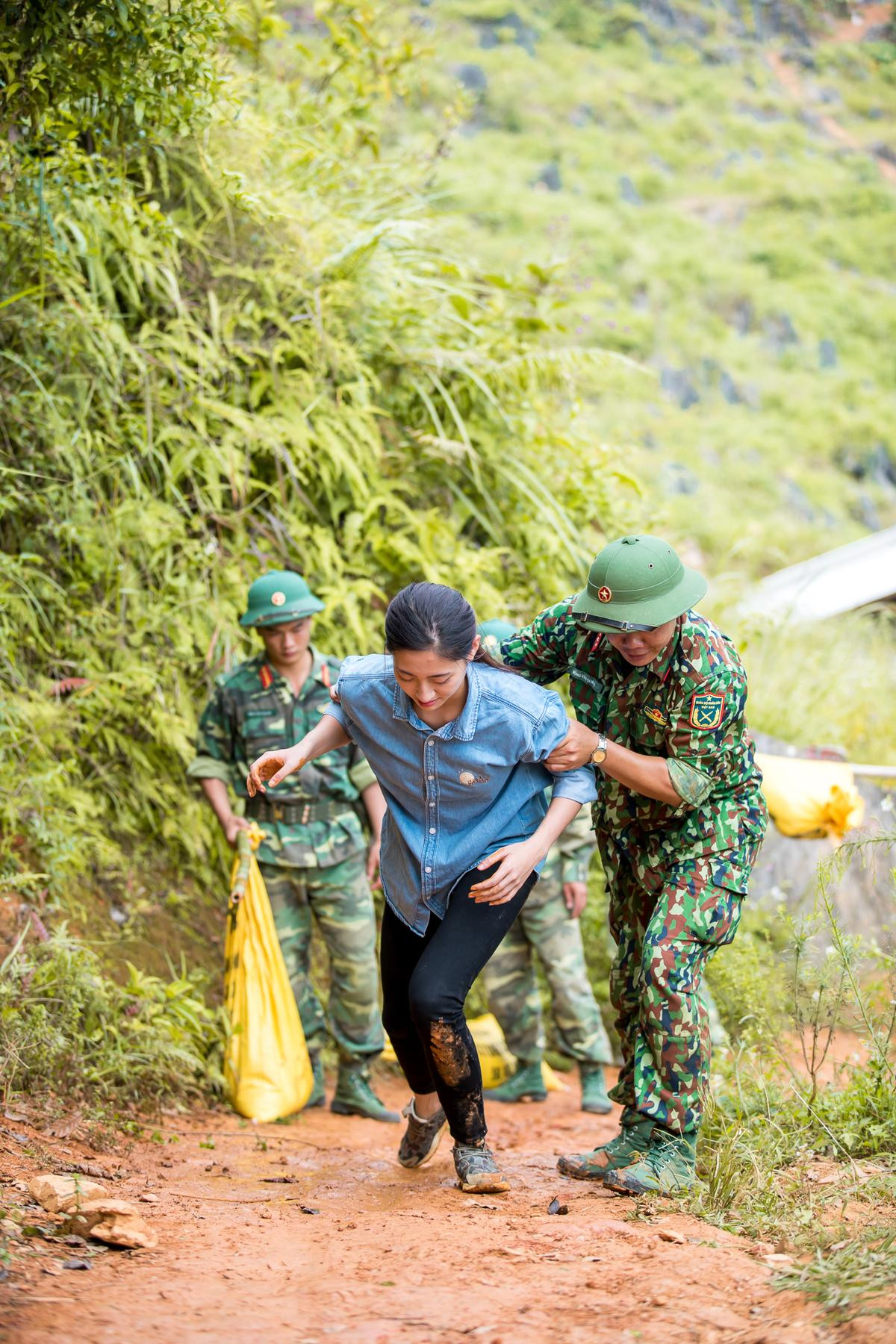 Liên tục trượt ngã, Lương Thùy Linh vẫn cố gắng vác đá, trộn vữa làm đường hoàn thành Dự án nhân ái Ảnh 4