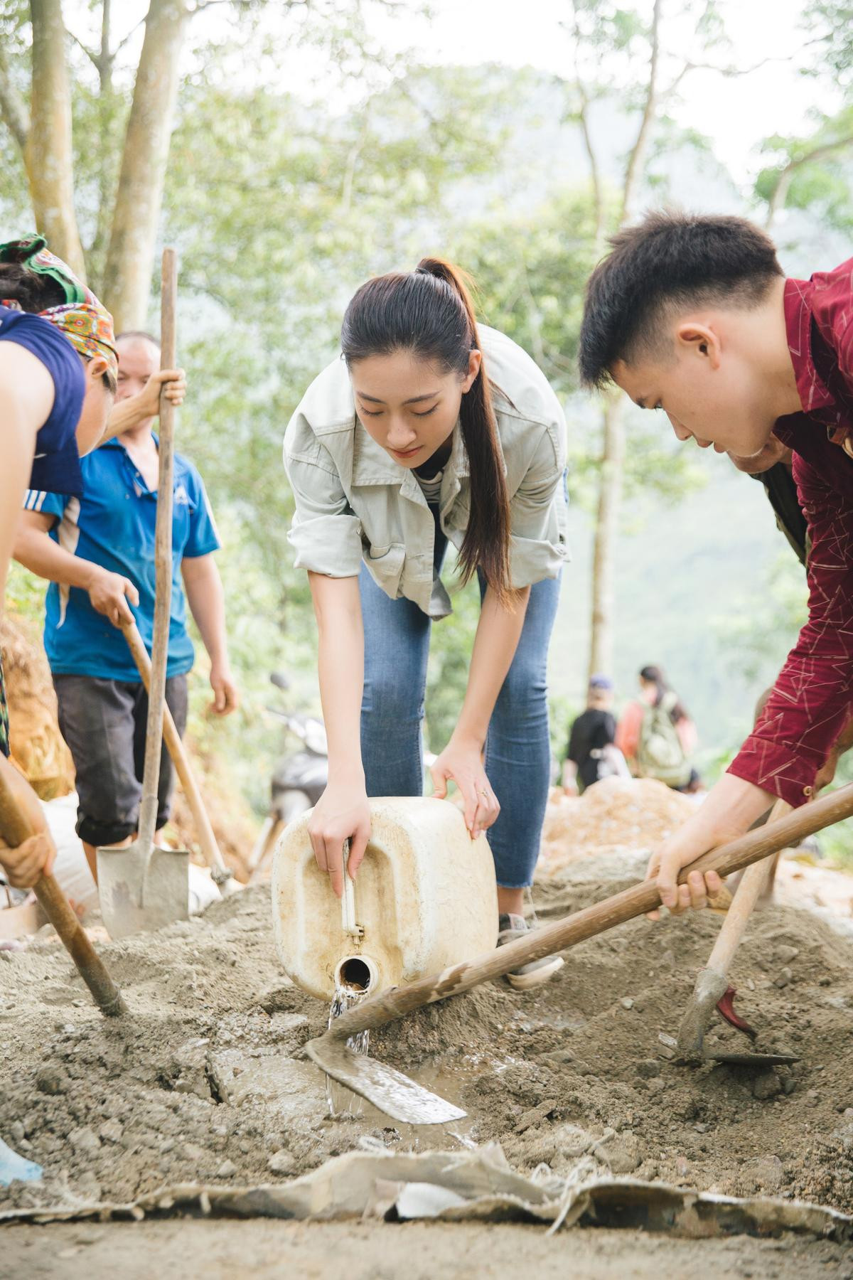 Liên tục trượt ngã, Lương Thùy Linh vẫn cố gắng vác đá, trộn vữa làm đường hoàn thành Dự án nhân ái Ảnh 7