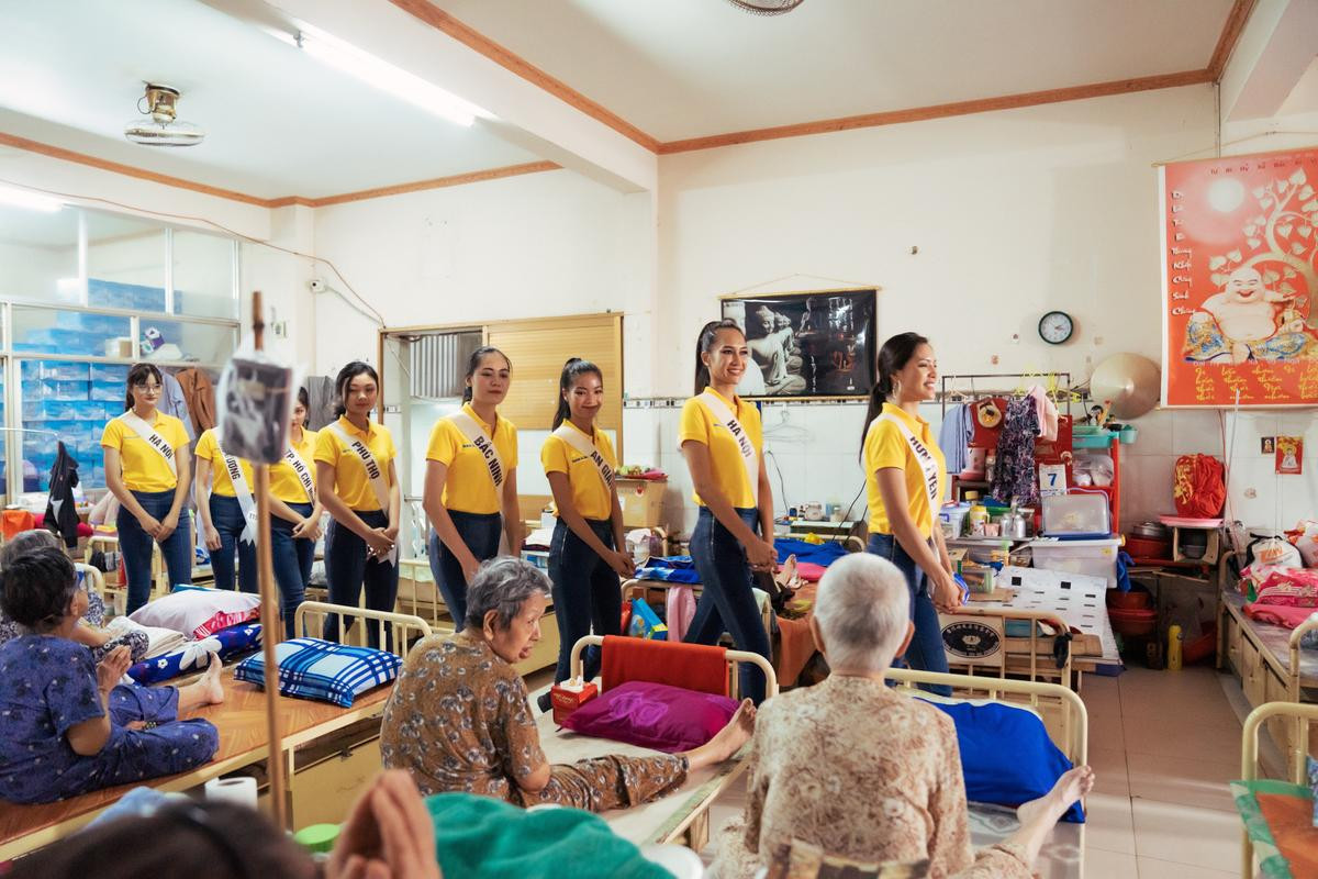 Team Thúy Vân quay lại chùa Lâm Quang tặng quà các cụ già cao tuổi sau dự án 'Nhà của ngoại' Ảnh 2