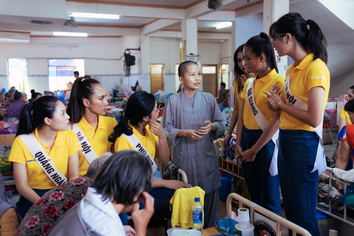 Team Thúy Vân quay lại chùa Lâm Quang tặng quà các cụ già cao tuổi sau dự án 'Nhà của ngoại' Ảnh 4