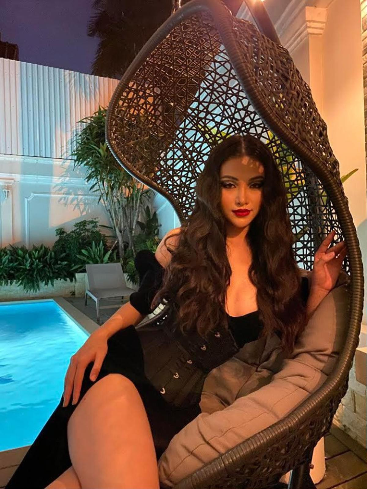 Hết nhiệm kỳ Miss Earth, Phương Khánh hóa trang ma mị nhưng không quên nịt eo siêu nhỏ Ảnh 7