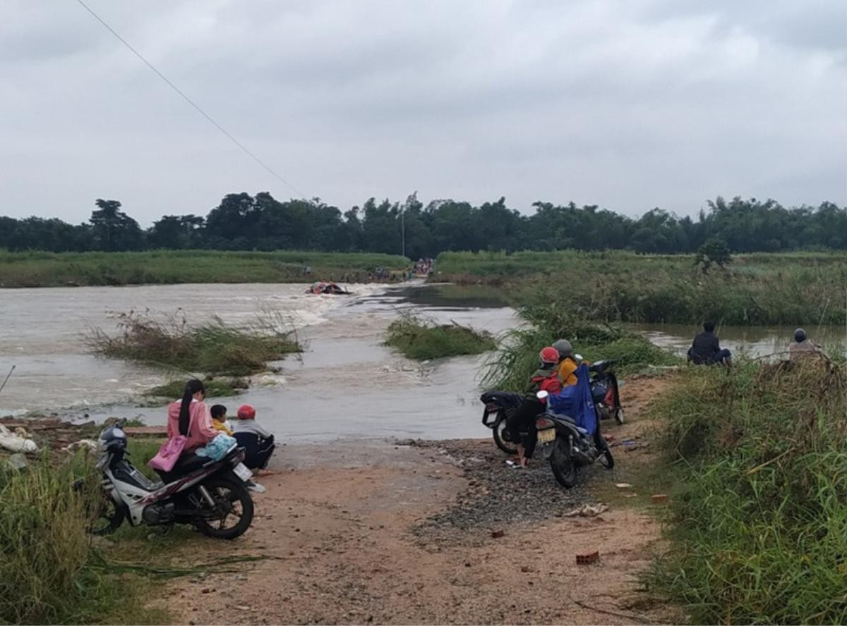 Lật đò trên sông ở Quảng Ngãi, 5 người may mắn được cứu sống kịp thời Ảnh 1