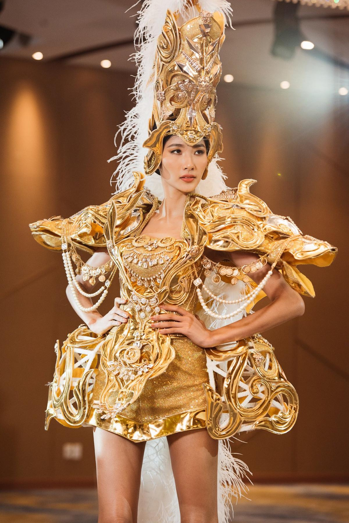 Miss Universe bỏ hẳn đêm thi National Costume, Hoàng Thùy tan tành công sức chọn quốc phục? Ảnh 8