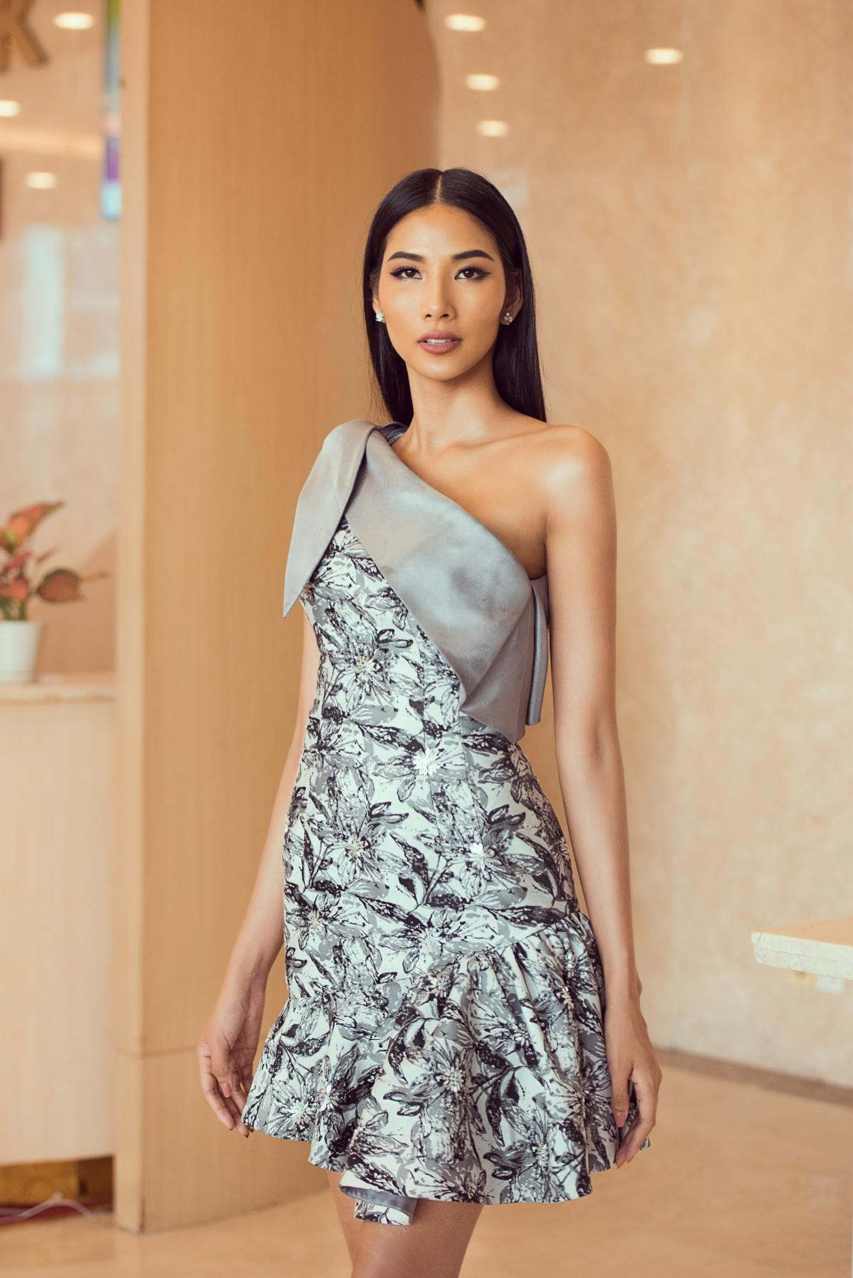 Trừ tóc xoăn, Hoàng Thùy 'đẹp chuẩn' Miss Universe với tóc duỗi thẳng thần thái - tóc búi kiêu kỳ Ảnh 6