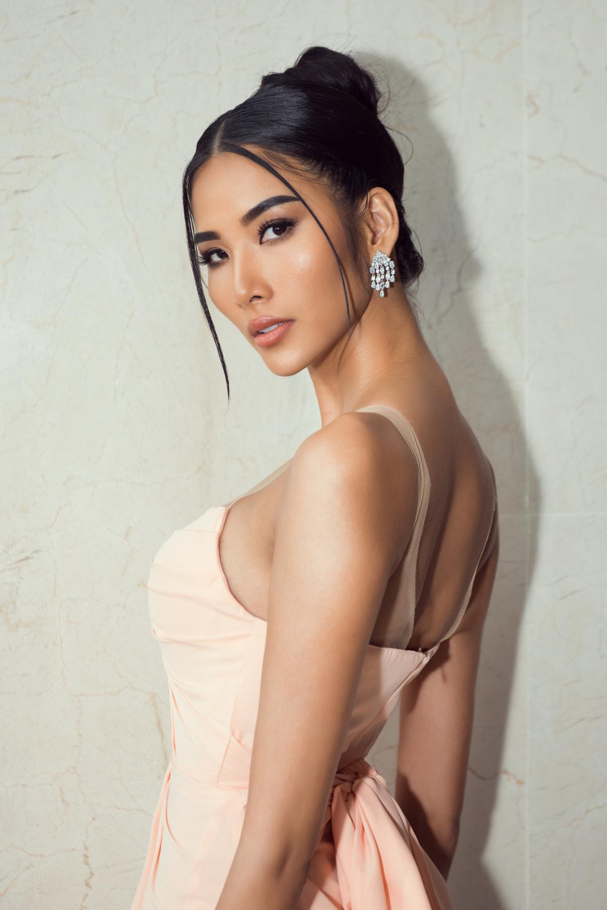 Trừ tóc xoăn, Hoàng Thùy 'đẹp chuẩn' Miss Universe với tóc duỗi thẳng thần thái - tóc búi kiêu kỳ Ảnh 8