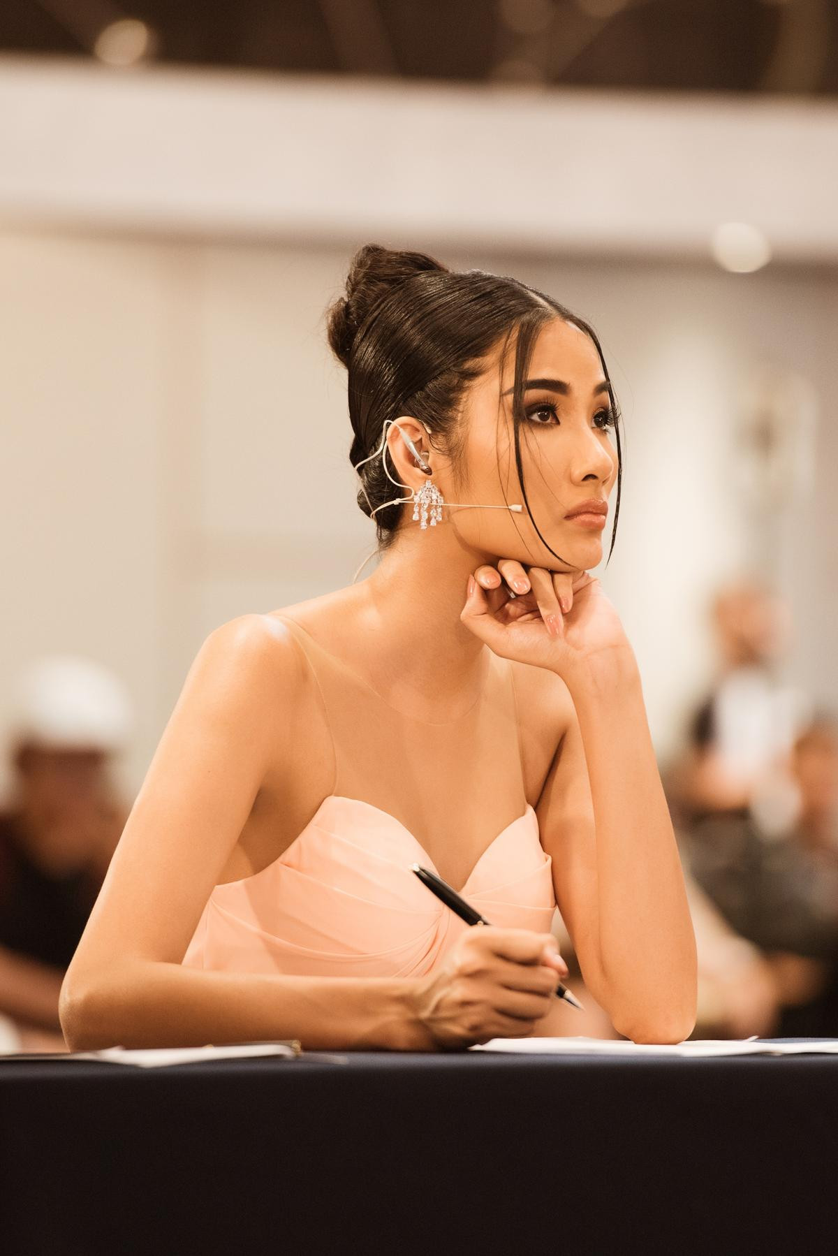 Trừ tóc xoăn, Hoàng Thùy 'đẹp chuẩn' Miss Universe với tóc duỗi thẳng thần thái - tóc búi kiêu kỳ Ảnh 7