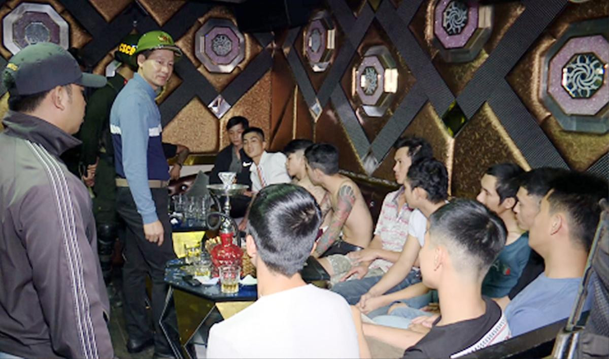 Đột kích 3 tụ điểm là các quán bar và karaoke, phát hiện 88 trường hợp dương tính với ma túy Ảnh 1