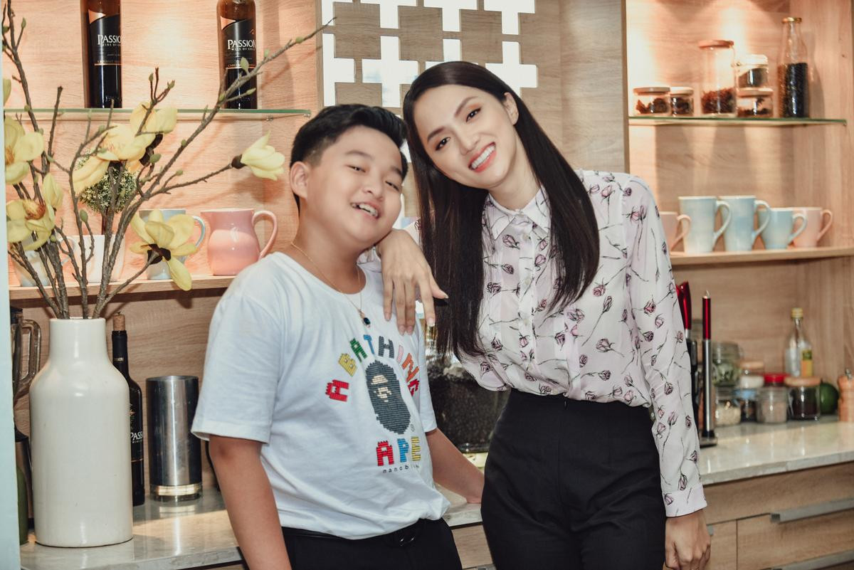 Nhìn Chấn Quốc được 'cưng nựng' thế này, thí sinh The Voice Kids 2020 sẽ về hết đội Hương Giang Ảnh 1