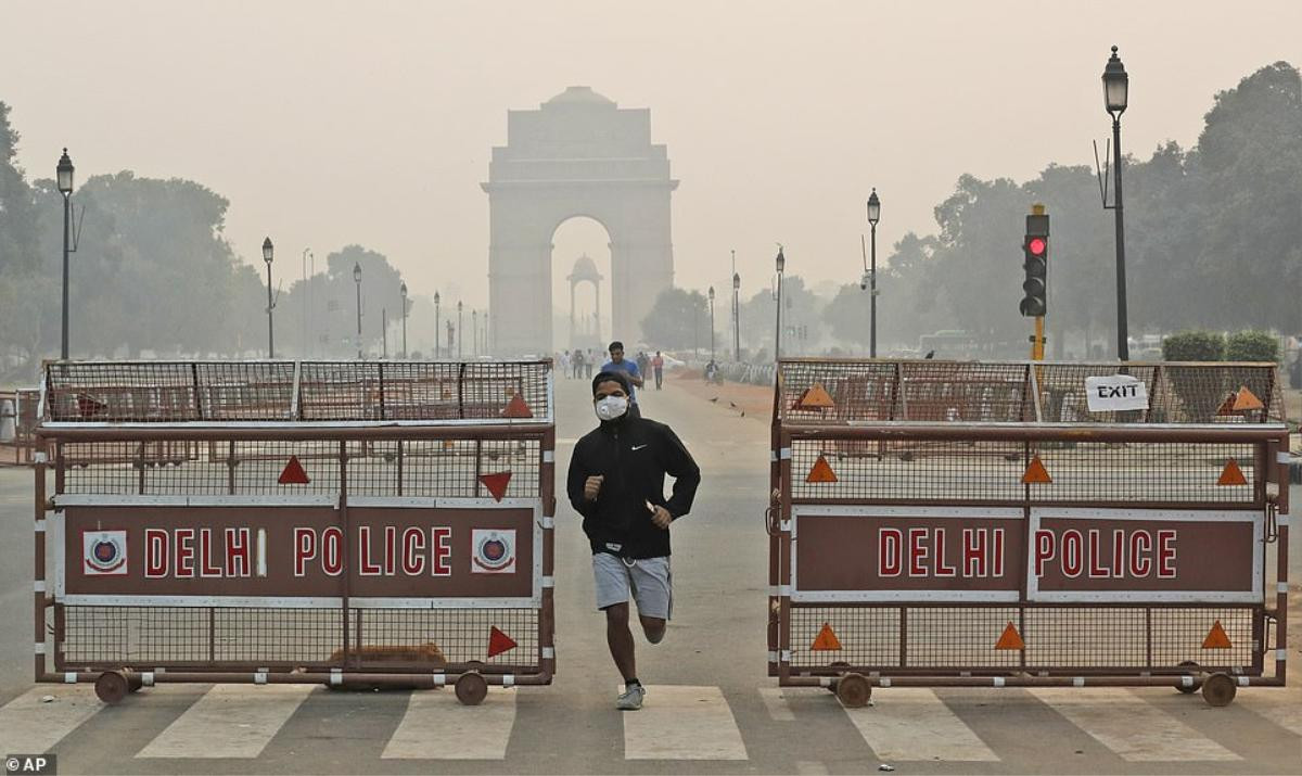 Cuộc sống đảo lộn giữa ô nhiễm không khí cực kỳ nghiêm trọng ở thủ đô New Delhi của Ấn Độ Ảnh 7