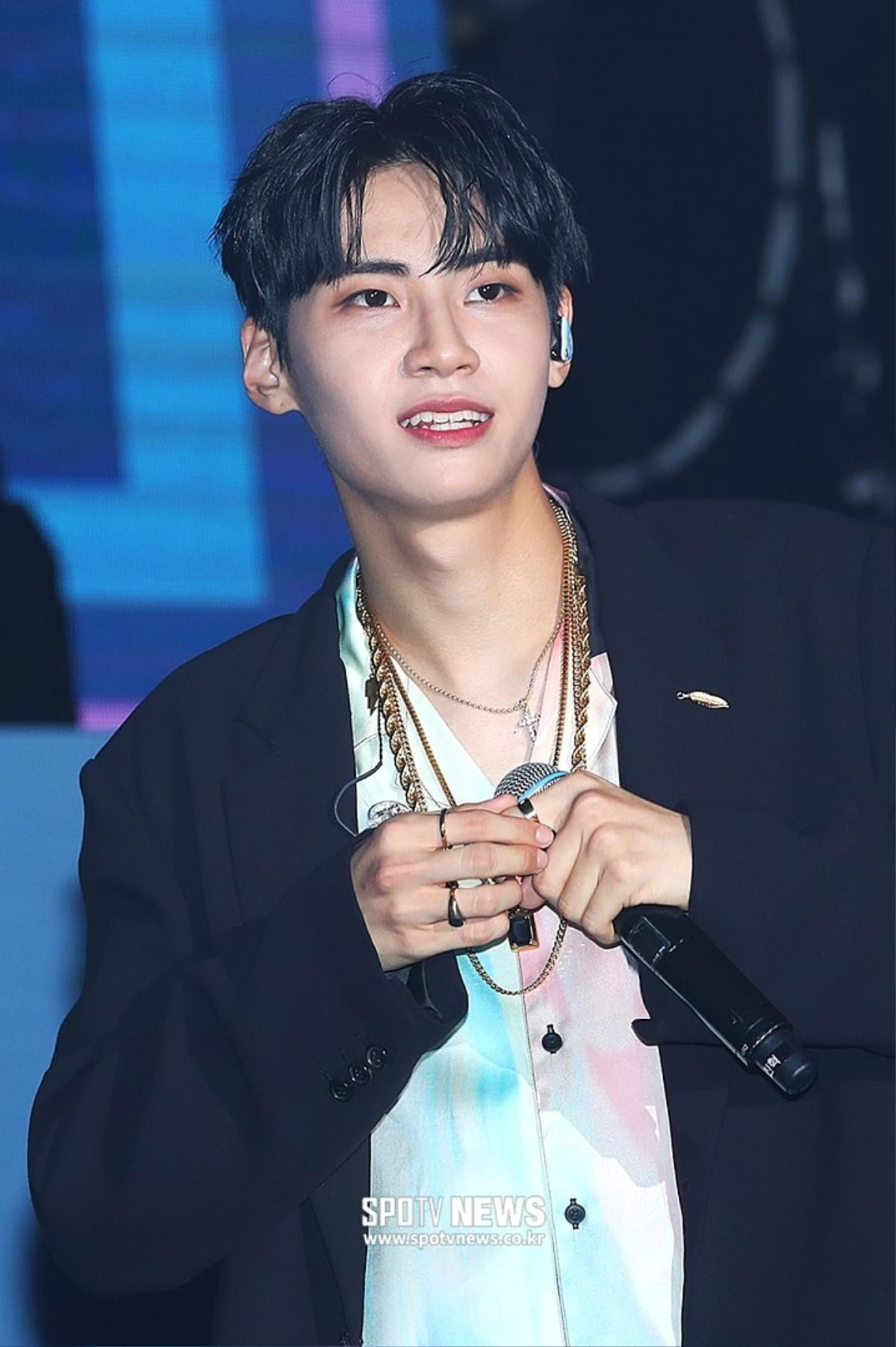 Bấn loạn trước visual của Lee Jin Hyuk - Choi Byung Chan (Produce X 101) và VICTON trong ngày comeback Ảnh 2