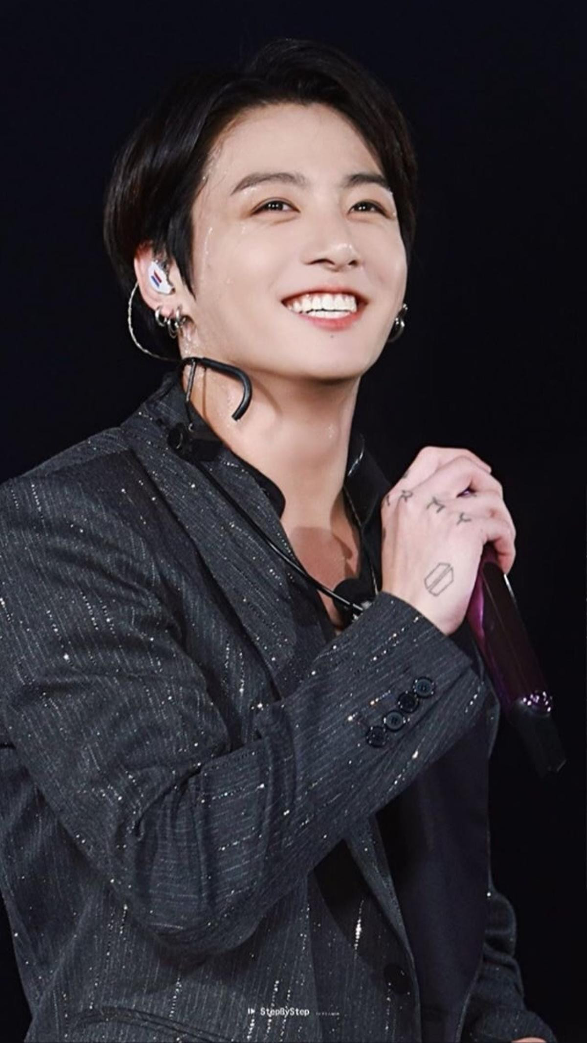 Fan ngọt ngào động viên Jungkook hậu tai nạn xe hơi với hashtag #JungkookWeLoveYou trending 'kín' Twitter Ảnh 4