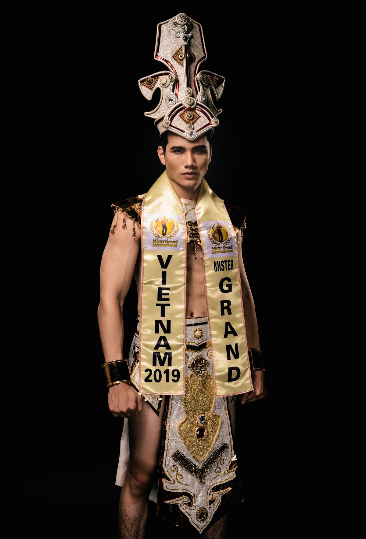 Nguyễn Văn Tuân lựa chọn quốc phục 'Con rồng cháu tiên', đại diện Việt Nam tham dự Mister Grand International 2019 Ảnh 1