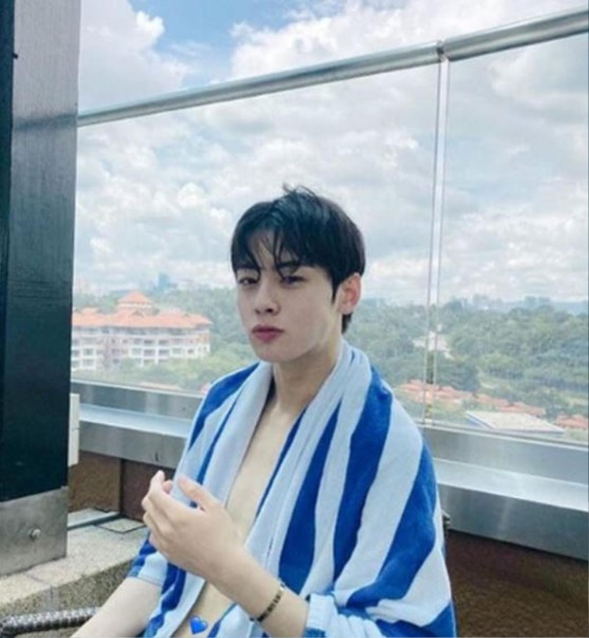 Eunwoo (ASTRO) lại chứng minh vẻ đẹp của mình kể cả khi đang ăn Ảnh 4