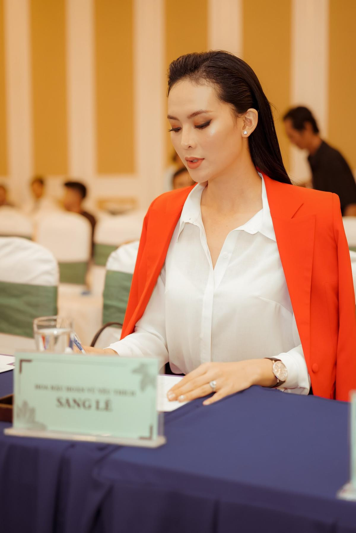 Hoa hậu được yêu thích nhất MUV 2015 sang chảnh đón trend với cây suit màu cam nóng rực Ảnh 4