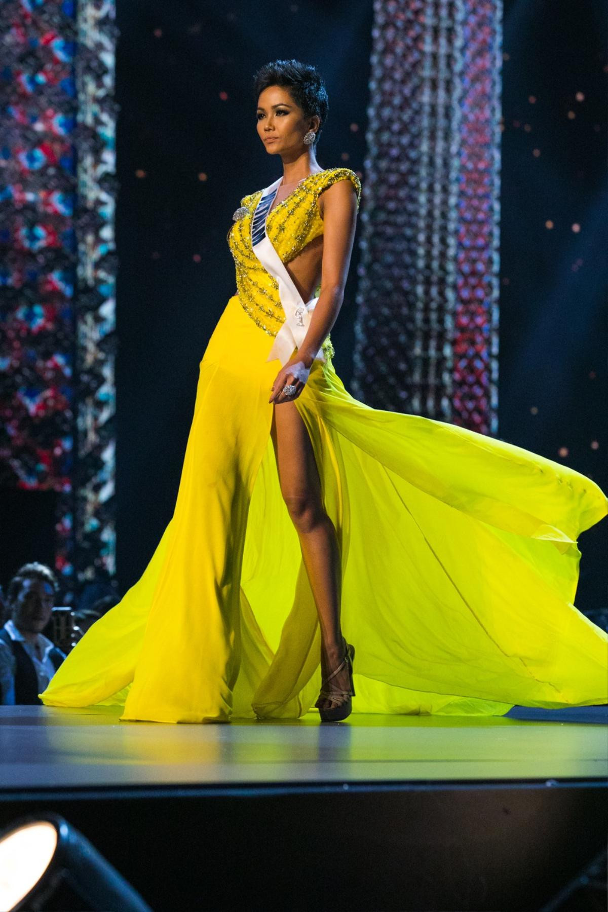 Đăng lại màn xoay váy 'huyền thoại', H'Hen Niê khiến dàn mỹ nhân Miss Universe 2018 vỡ òa, thán phục Ảnh 9