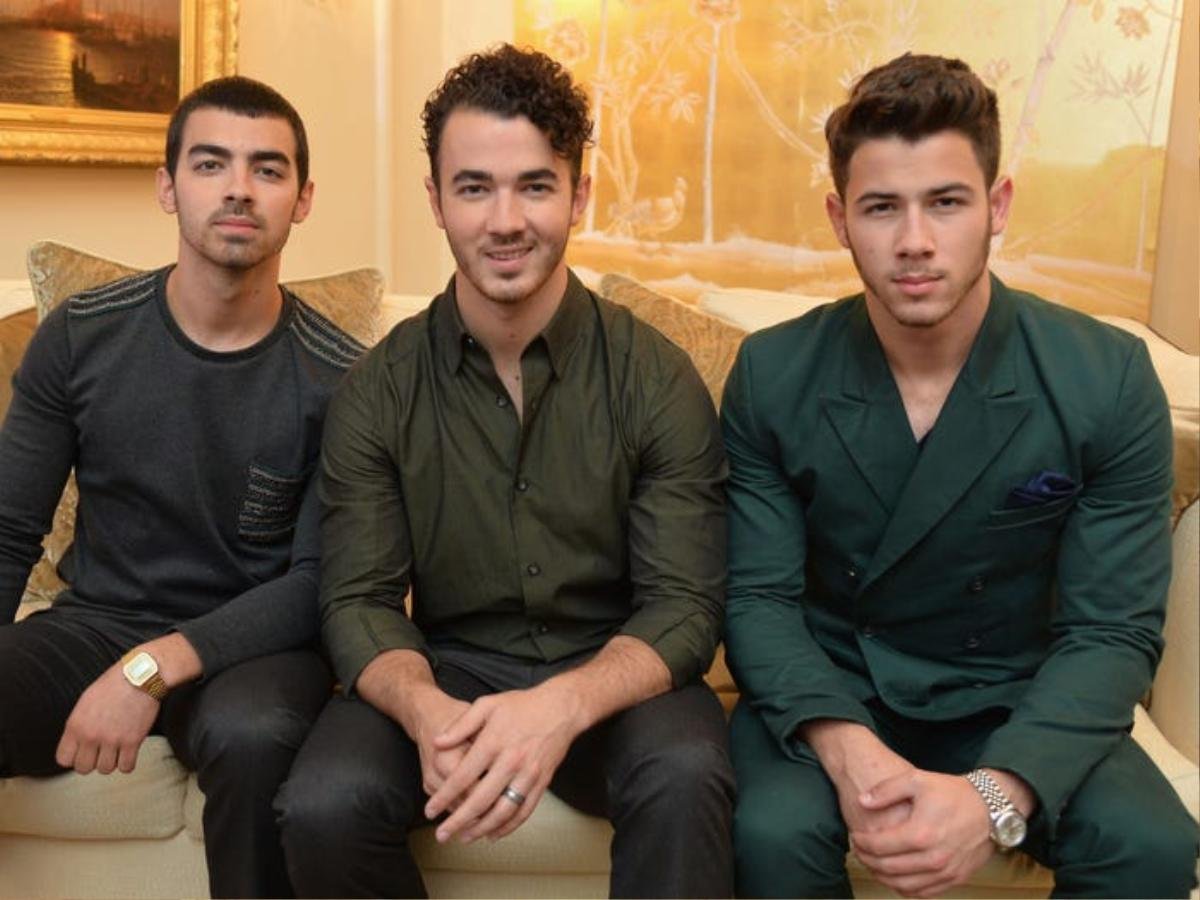 Hành trình lột xác từ cậu nhóc tóc xù thành quý ông quyến rũ của Jonas Brothers Ảnh 19