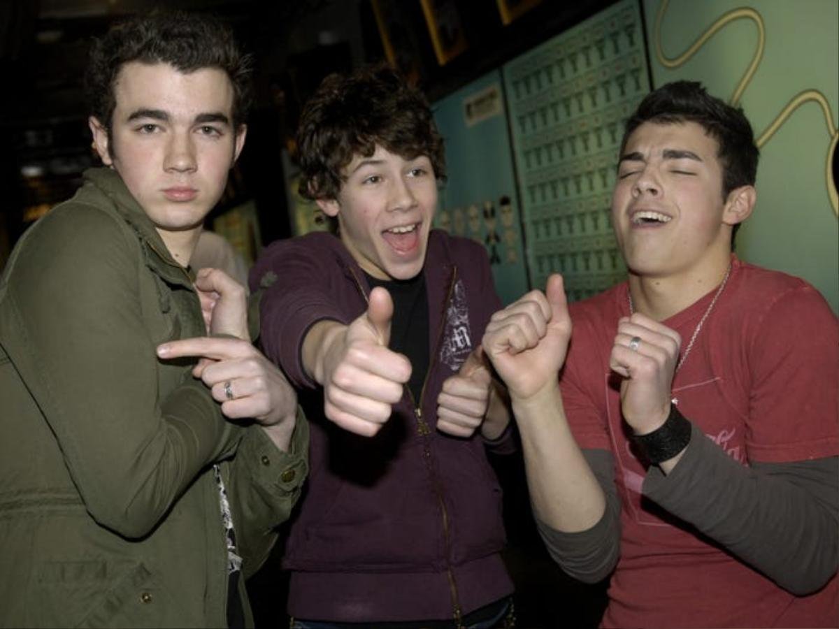 Hành trình lột xác từ cậu nhóc tóc xù thành quý ông quyến rũ của Jonas Brothers Ảnh 3