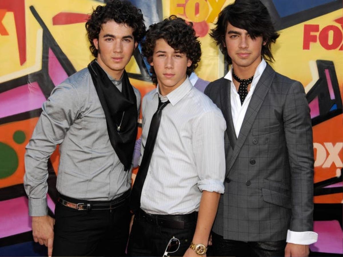 Hành trình lột xác từ cậu nhóc tóc xù thành quý ông quyến rũ của Jonas Brothers Ảnh 4