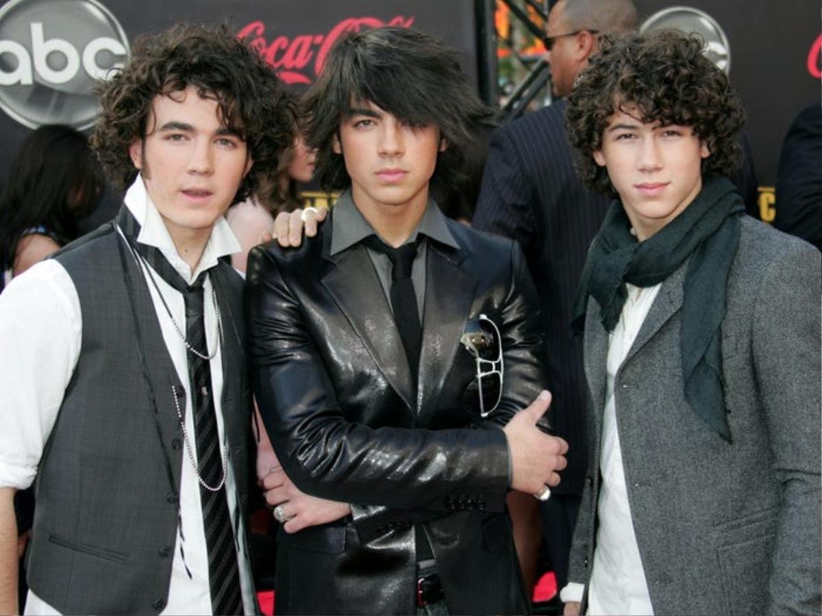 Hành trình lột xác từ cậu nhóc tóc xù thành quý ông quyến rũ của Jonas Brothers Ảnh 5