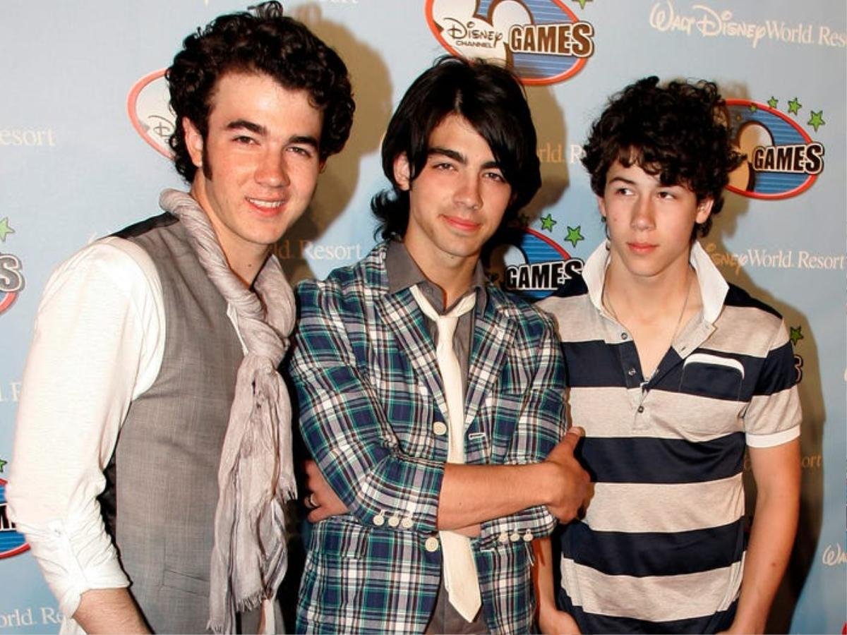 Hành trình lột xác từ cậu nhóc tóc xù thành quý ông quyến rũ của Jonas Brothers Ảnh 8