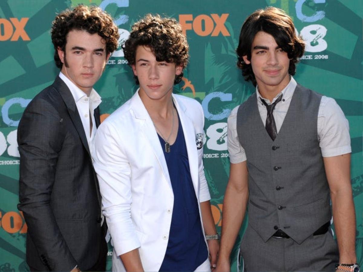 Hành trình lột xác từ cậu nhóc tóc xù thành quý ông quyến rũ của Jonas Brothers Ảnh 10