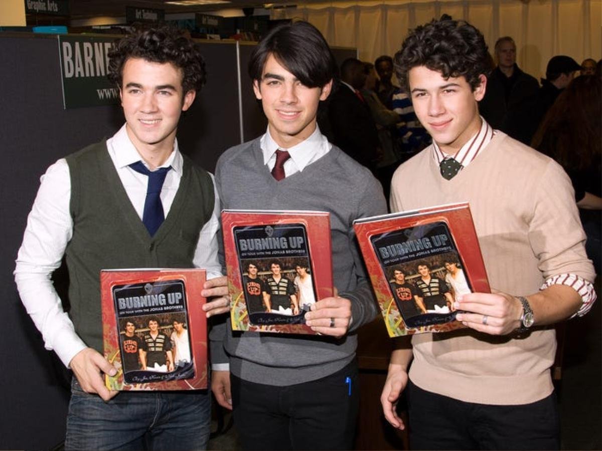 Hành trình lột xác từ cậu nhóc tóc xù thành quý ông quyến rũ của Jonas Brothers Ảnh 11