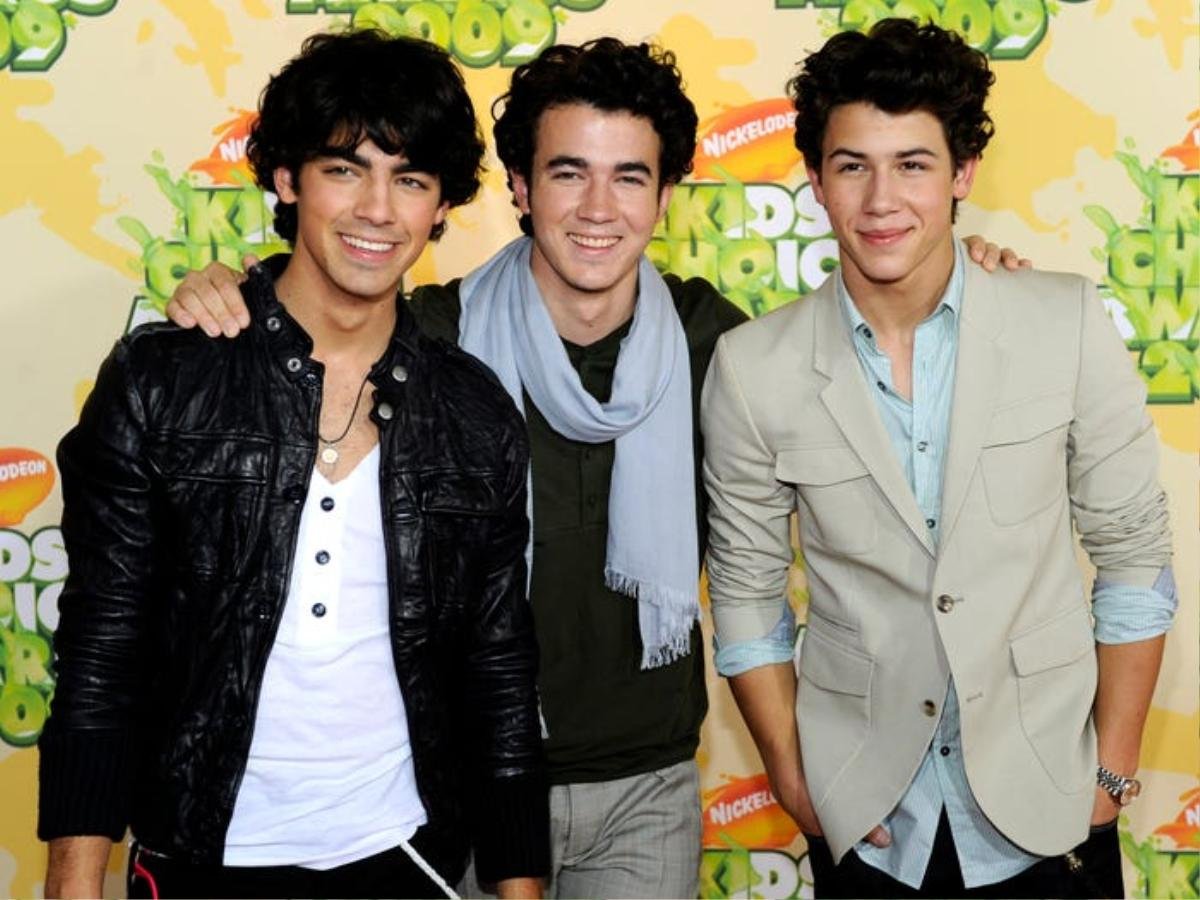 Hành trình lột xác từ cậu nhóc tóc xù thành quý ông quyến rũ của Jonas Brothers Ảnh 14