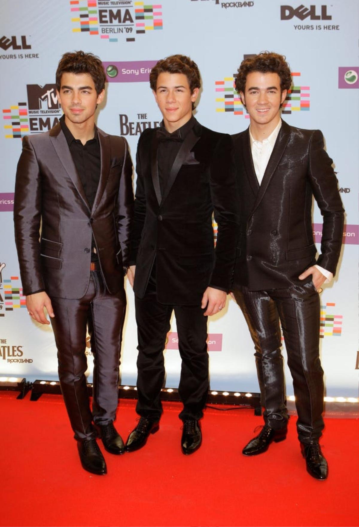 Hành trình lột xác từ cậu nhóc tóc xù thành quý ông quyến rũ của Jonas Brothers Ảnh 15