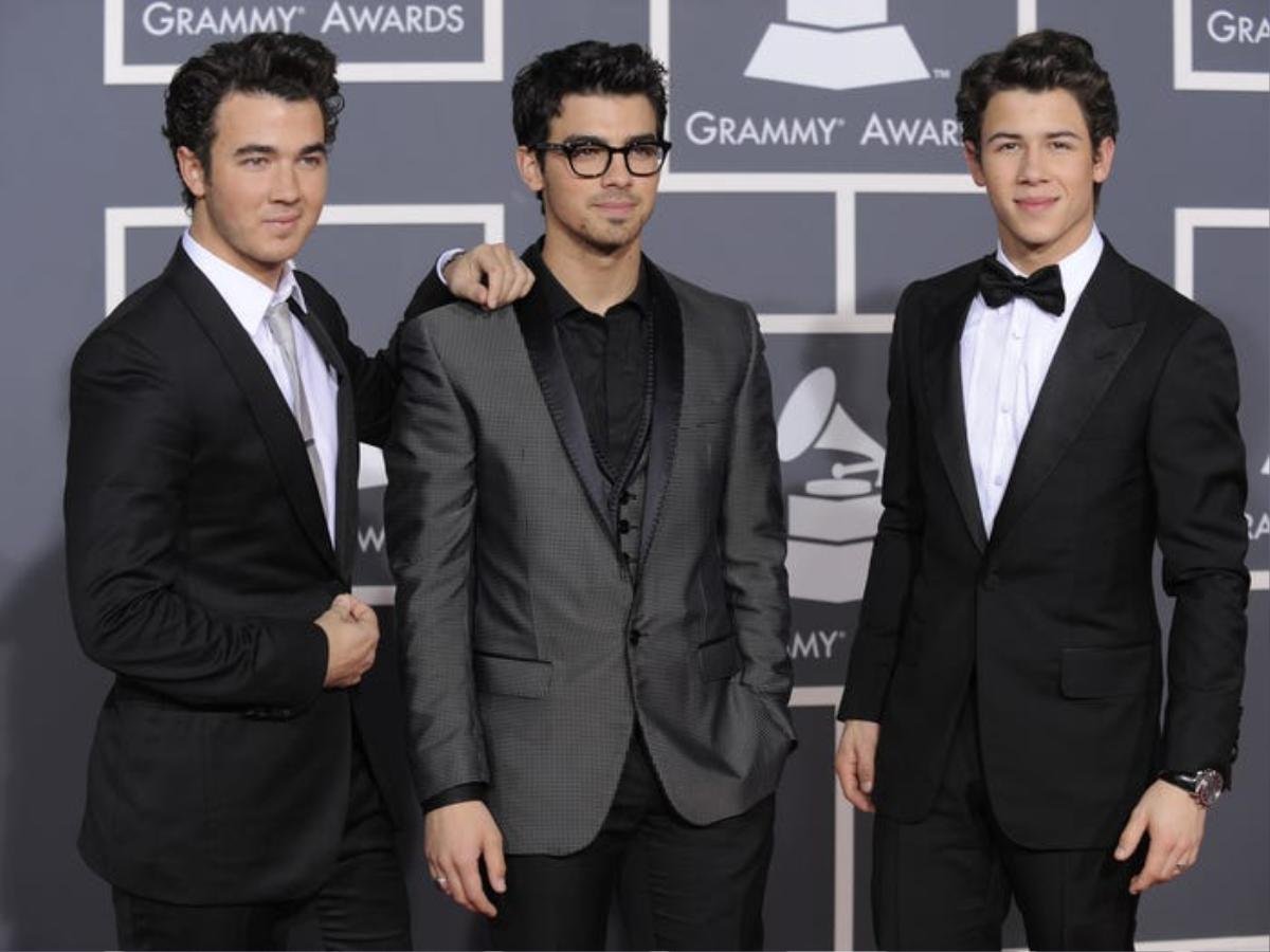 Hành trình lột xác từ cậu nhóc tóc xù thành quý ông quyến rũ của Jonas Brothers Ảnh 16