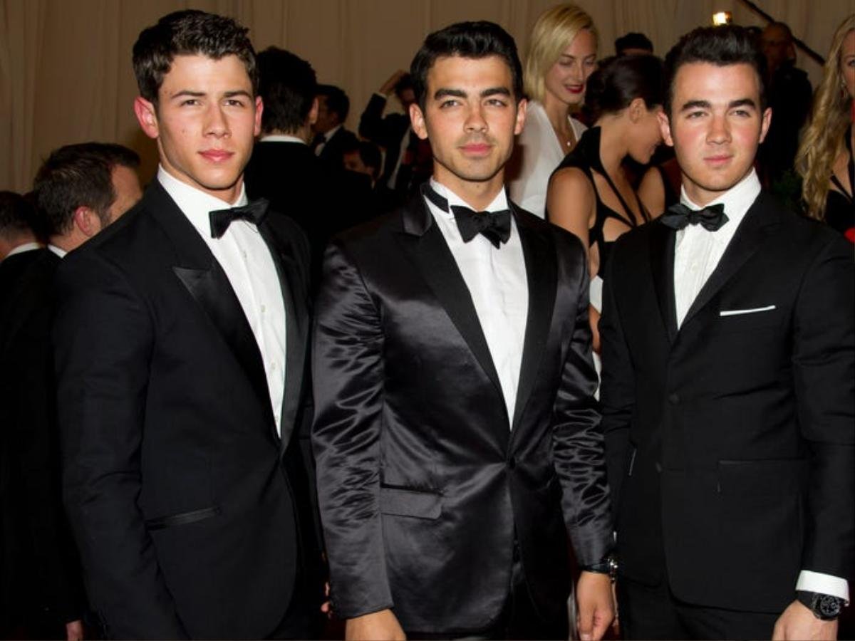 Hành trình lột xác từ cậu nhóc tóc xù thành quý ông quyến rũ của Jonas Brothers Ảnh 17