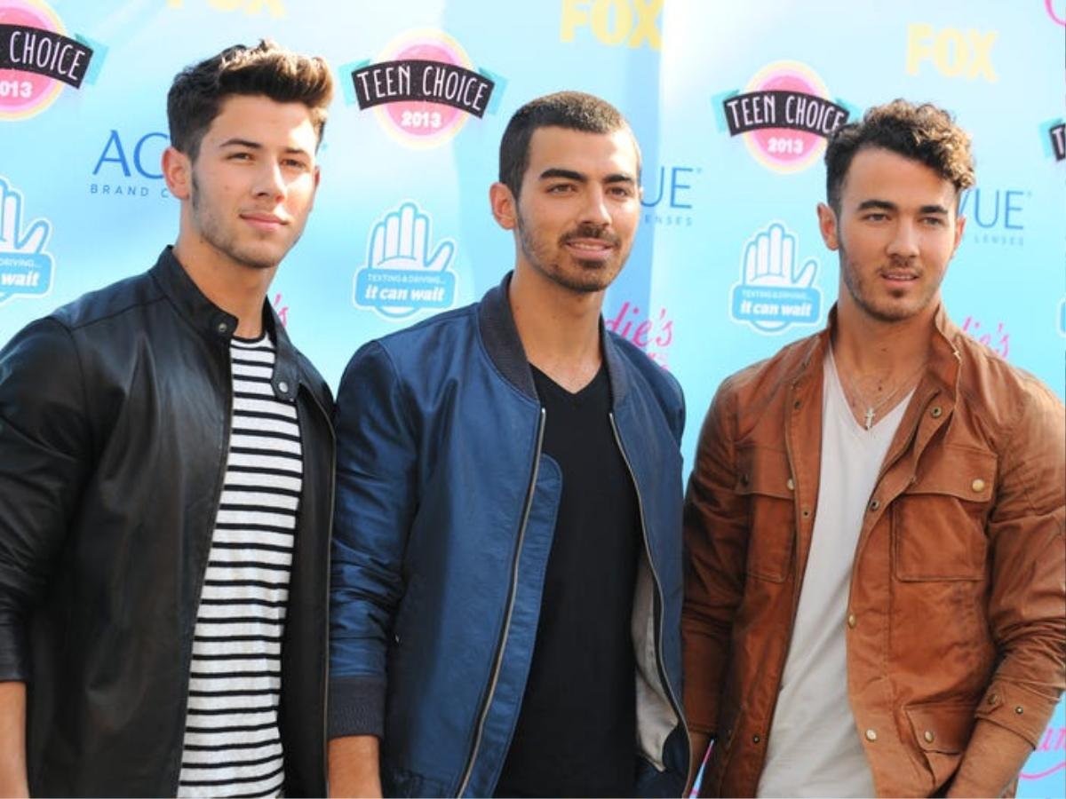 Hành trình lột xác từ cậu nhóc tóc xù thành quý ông quyến rũ của Jonas Brothers Ảnh 18