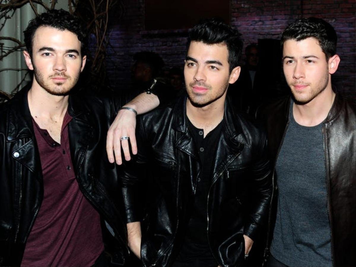 Hành trình lột xác từ cậu nhóc tóc xù thành quý ông quyến rũ của Jonas Brothers Ảnh 27