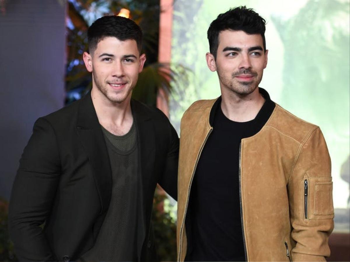 Hành trình lột xác từ cậu nhóc tóc xù thành quý ông quyến rũ của Jonas Brothers Ảnh 26