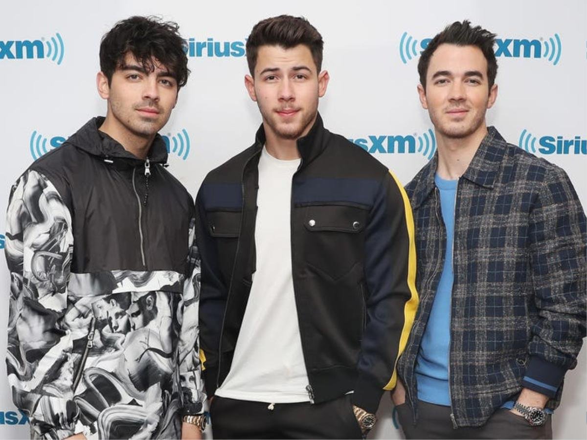 Hành trình lột xác từ cậu nhóc tóc xù thành quý ông quyến rũ của Jonas Brothers Ảnh 29